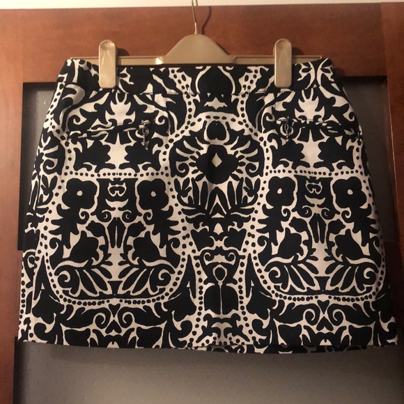 H&M black and white design mini skirt size 10